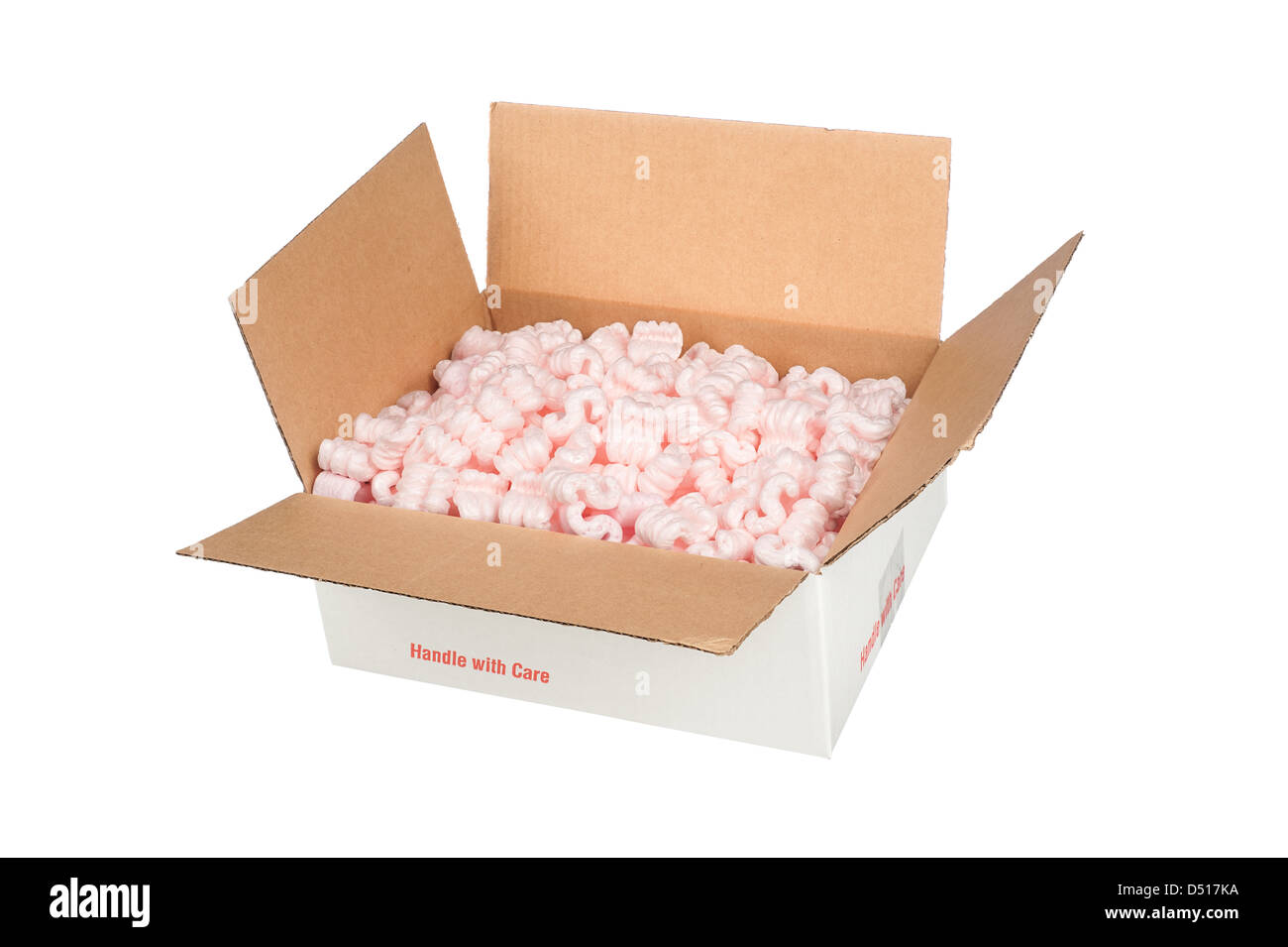 Eine weiße Schachtel aus Wellpappe gefüllt mit rosa Schutzverpackung Erdnüsse, die Polsterung für das Objekt dem Versand bietet. Stockfoto