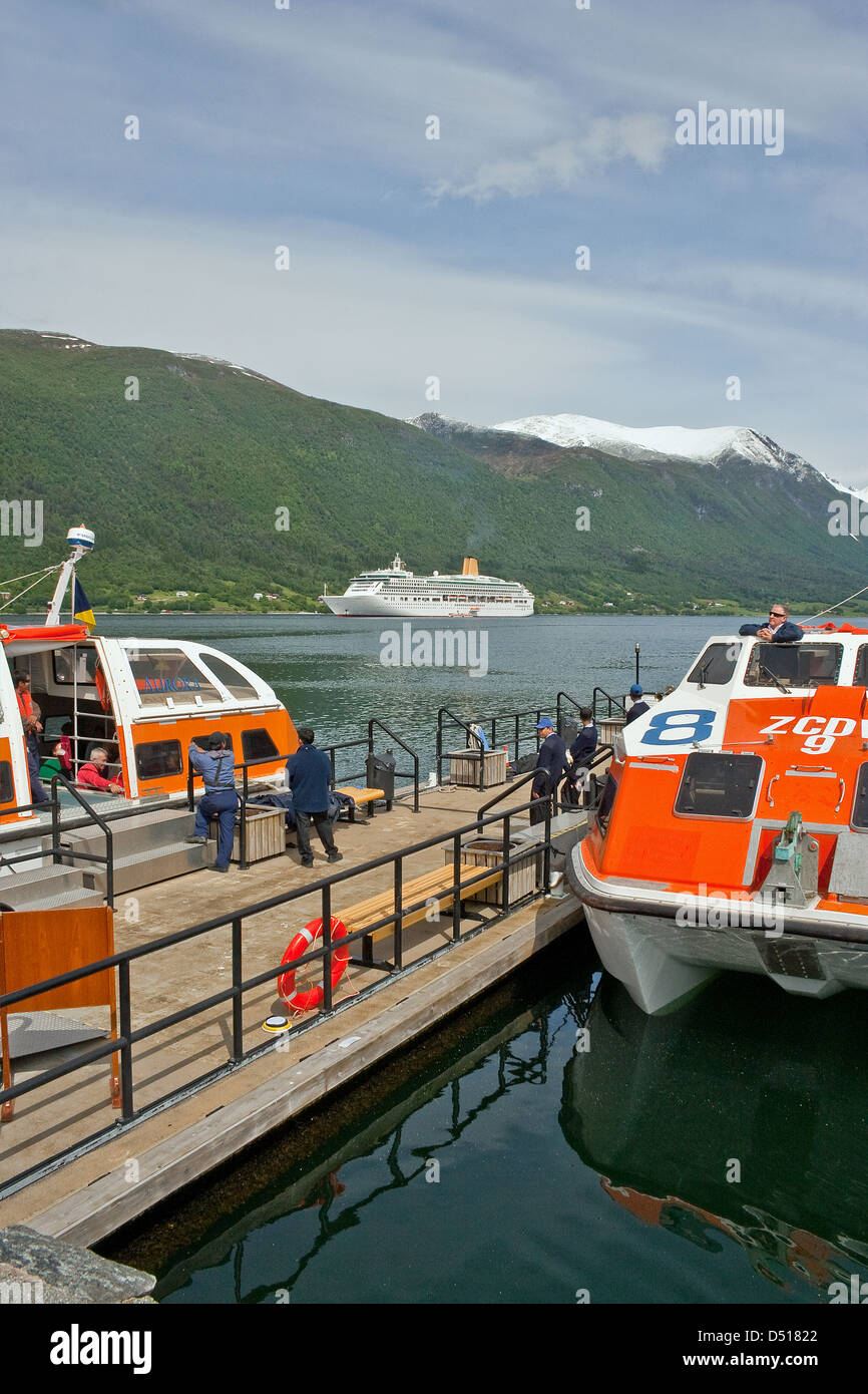 Das Kreuzfahrtschiff, die, das Aurora vor Anker im Romsdalfjord, Norwegen, liegt während ihr Schiff Ausschreibungen Passagiere von und nach Andalsnes Fähre Stockfoto