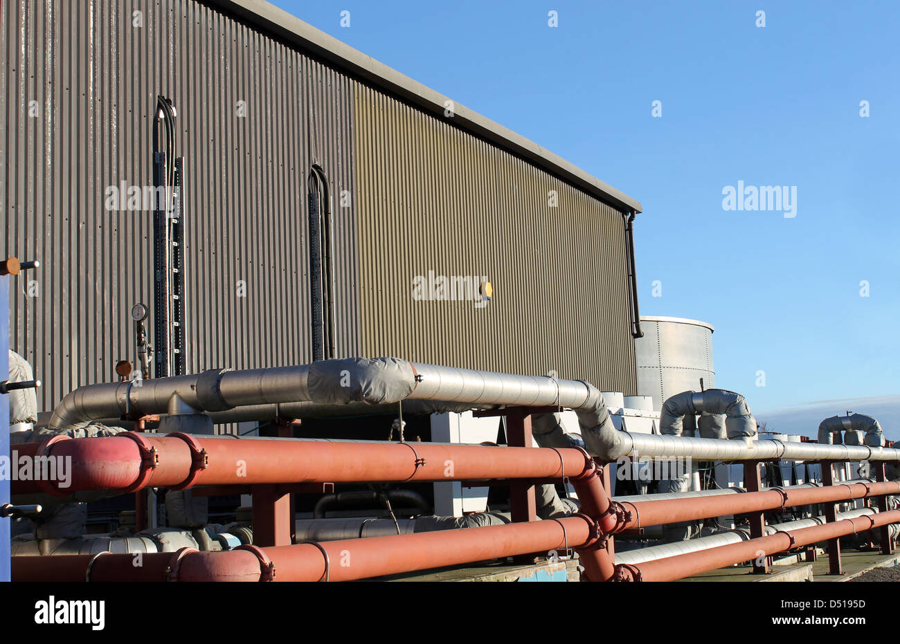 Rohre im Außenbereich der moderne Fabrikgebäude. Stockfoto