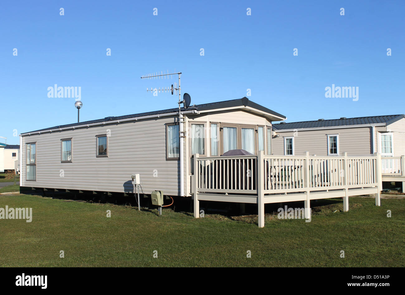 Moderne Wohnwagen nach Hause in Wohnwagen mit blauem Himmelshintergrund. Stockfoto