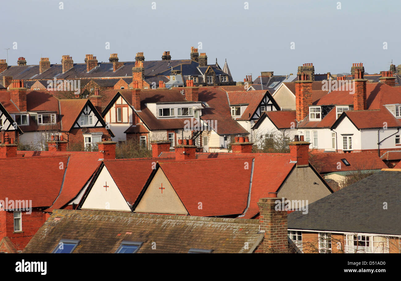 Rote Dächer auf moderne Wohnsiedlung, Scarborough, England. Stockfoto