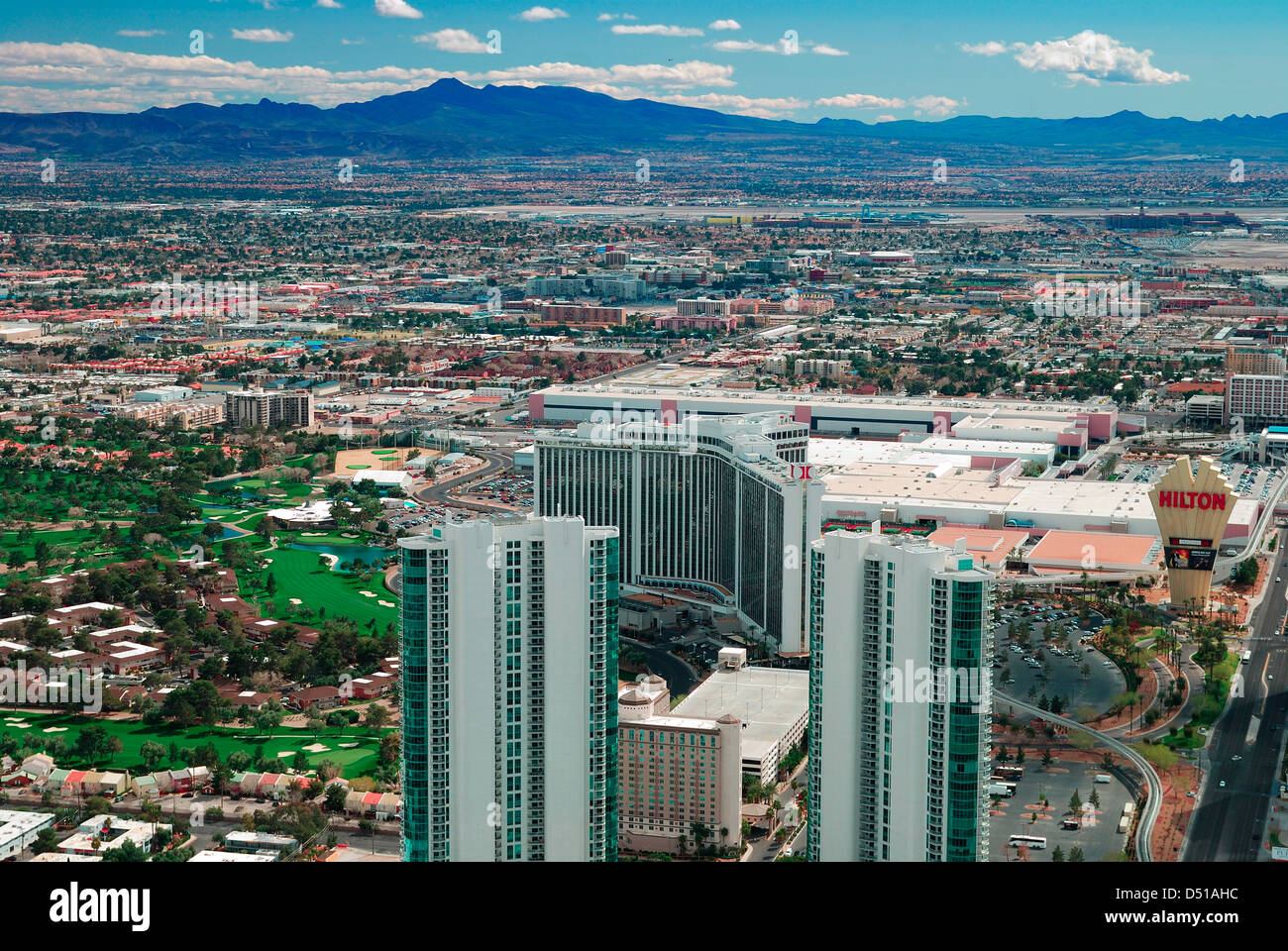 Moderne Stadt Skyline. Las Vegas Skyline Luftbild mit Berg und Hotels. Stockfoto