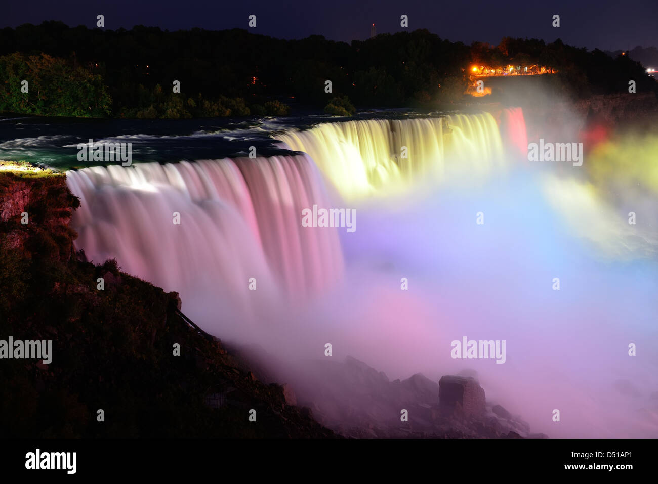 Niagara-Fälle beleuchtet durch bunte Lichter in der Nacht. Stockfoto
