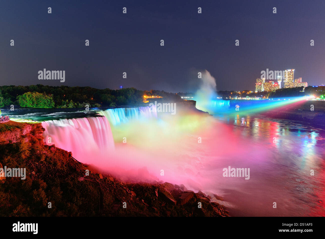 Niagara-Fälle beleuchtet durch bunte Lichter in der Nacht. Stockfoto