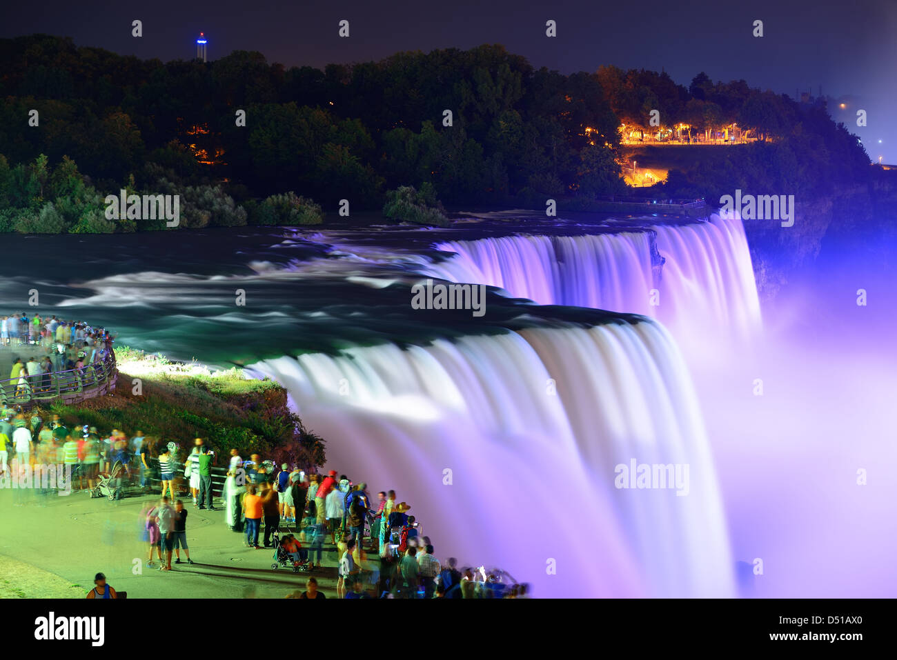 Niagara-Fälle beleuchtet durch bunte Lichter in der Nacht. Stockfoto