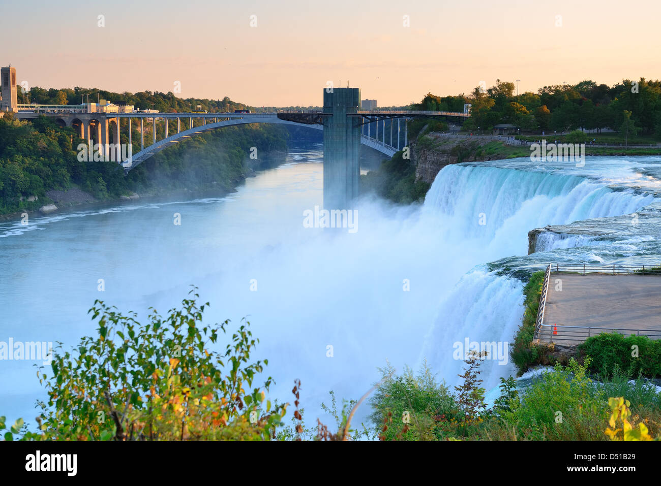 Niagarafälle-Sonnenaufgang in der Morgen-Nahaufnahme Stockfoto