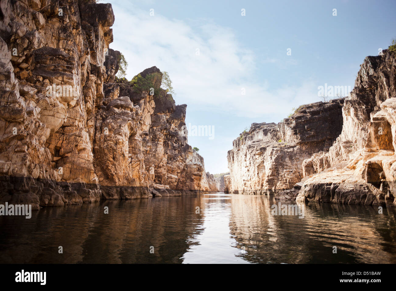 Marmorfelsen neben Fluss Narmada, Bhedaghat, Jabalpur Bezirk, Madhya Pradesh, Indien Stockfoto