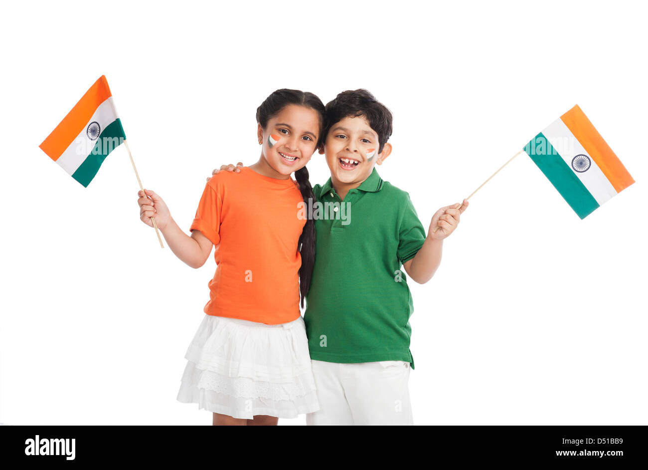 Kinder halten indische Flaggen Stockfoto