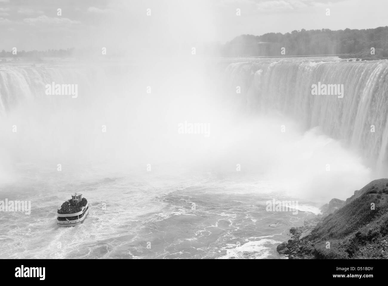 Boot und Horseshoe Falls von den Niagarafällen entfernt in schwarz / weiß Stockfoto