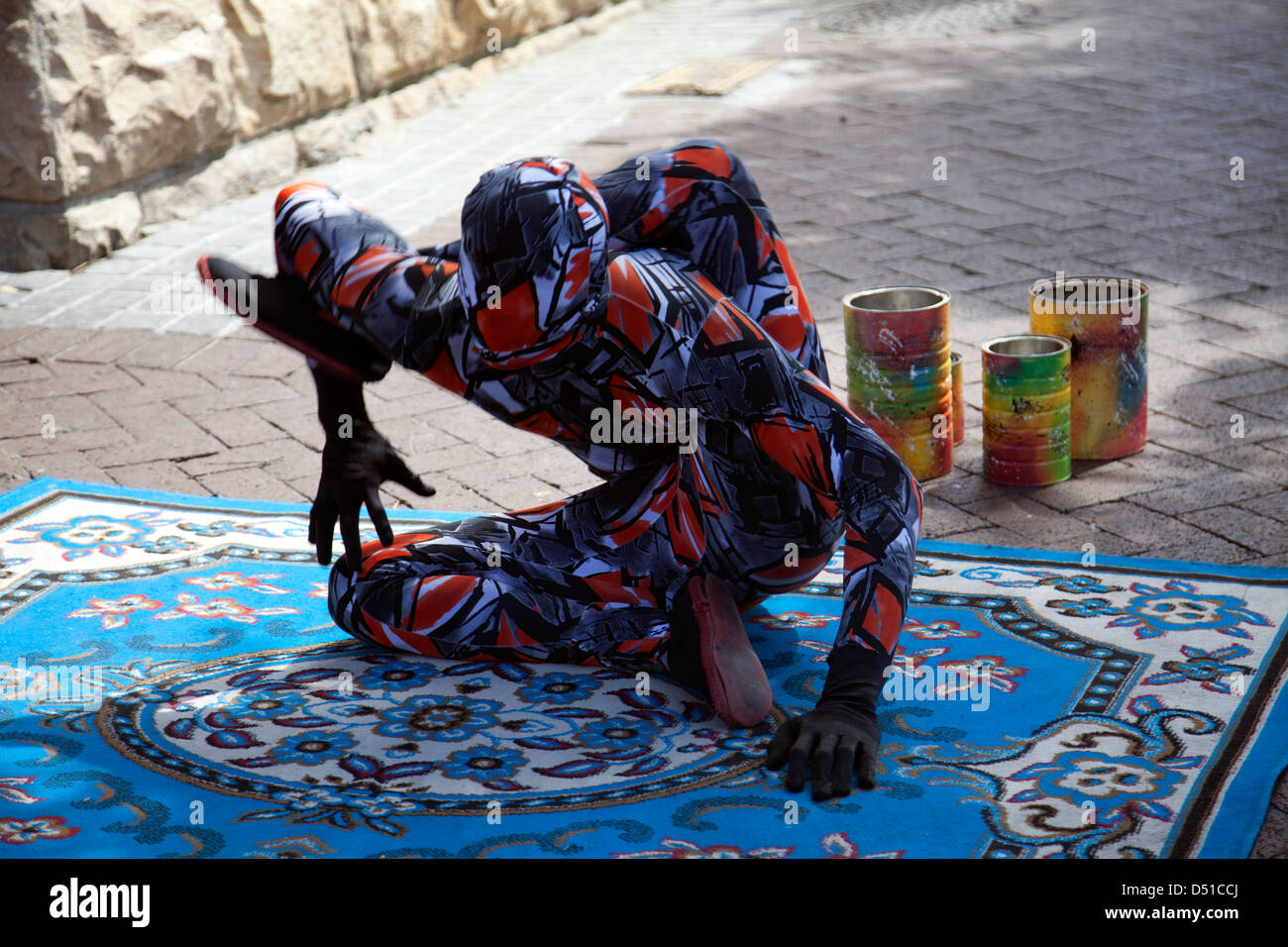 Männliche Contortionist in Zentai Anzüge führt bei Waterfront in Kapstadt für Geld - Südafrika Stockfoto