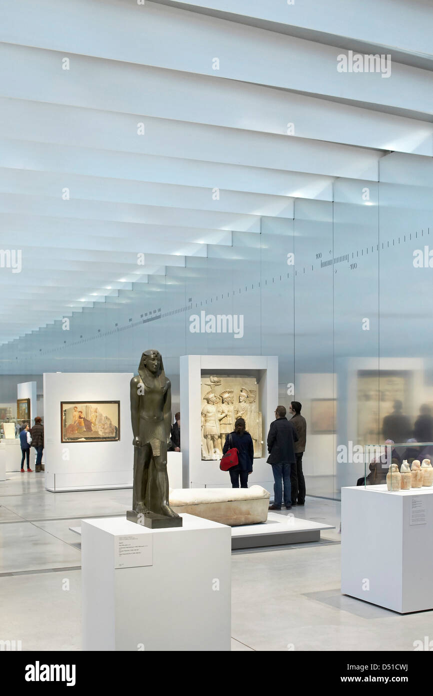 Musée Du Louvre Objektiv, Lens, Frankreich. Architekt: SANAA, 2012. Galerie-Ansicht mit Grafik-Display und reflektierende Aluminium Wand. Stockfoto