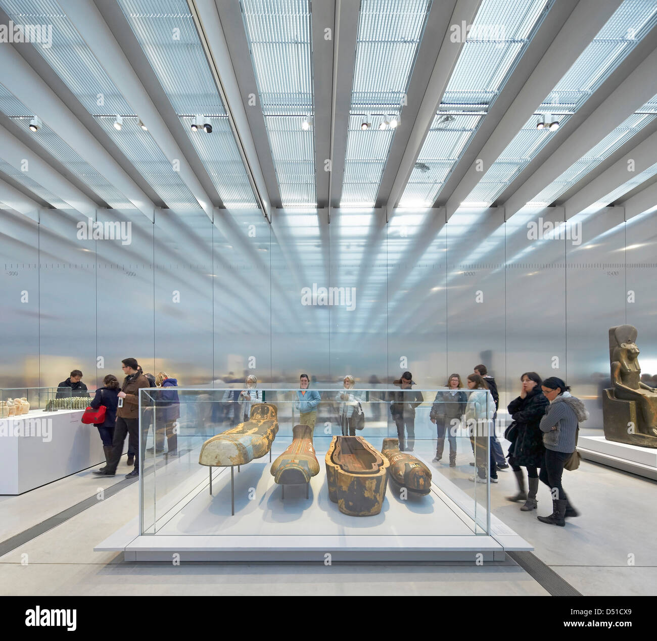 Musée Du Louvre Objektiv, Lens, Frankreich. Architekt: SANAA, 2012. Die Dauerausstellung Halle mit Glasdach, reflektierende w Stockfoto