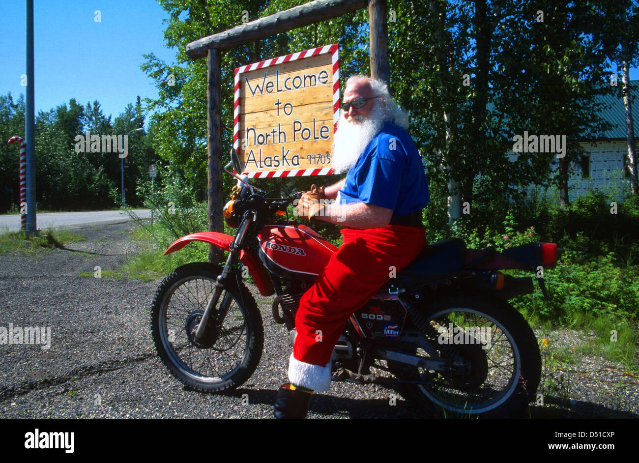 "Santa" auf einem Motorrad am Nordpol, Alaska, USA Stockfoto