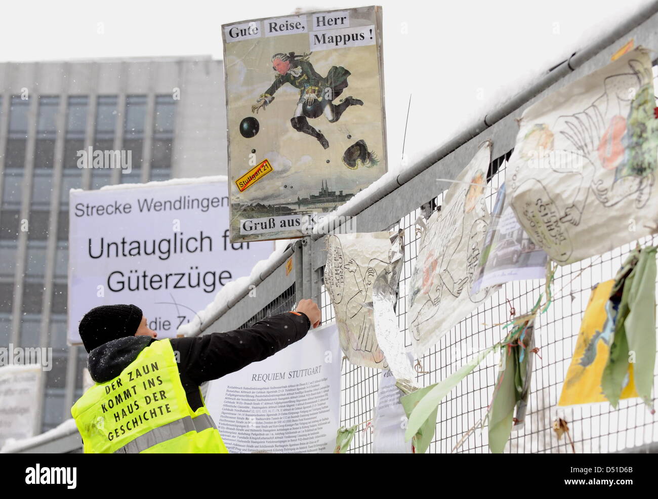 Mitarbeiter des "Haus der Geschichte" ausziehen Plakate des Protestes von den Bauzaun vor dem Hauptbahnhof um sie zu erhalten für eine Ausstellung in der "Haus der Geschichte in Stuttgart, Deutschland, 2. Dezember 2010. Mit selbstgemachten Bannern, Postern und Objekte erklärte Gegner des umstrittenen Bahnprojekt ihren Widerstand gegen Stuttgart 21. Foto: Bernd Stockfoto