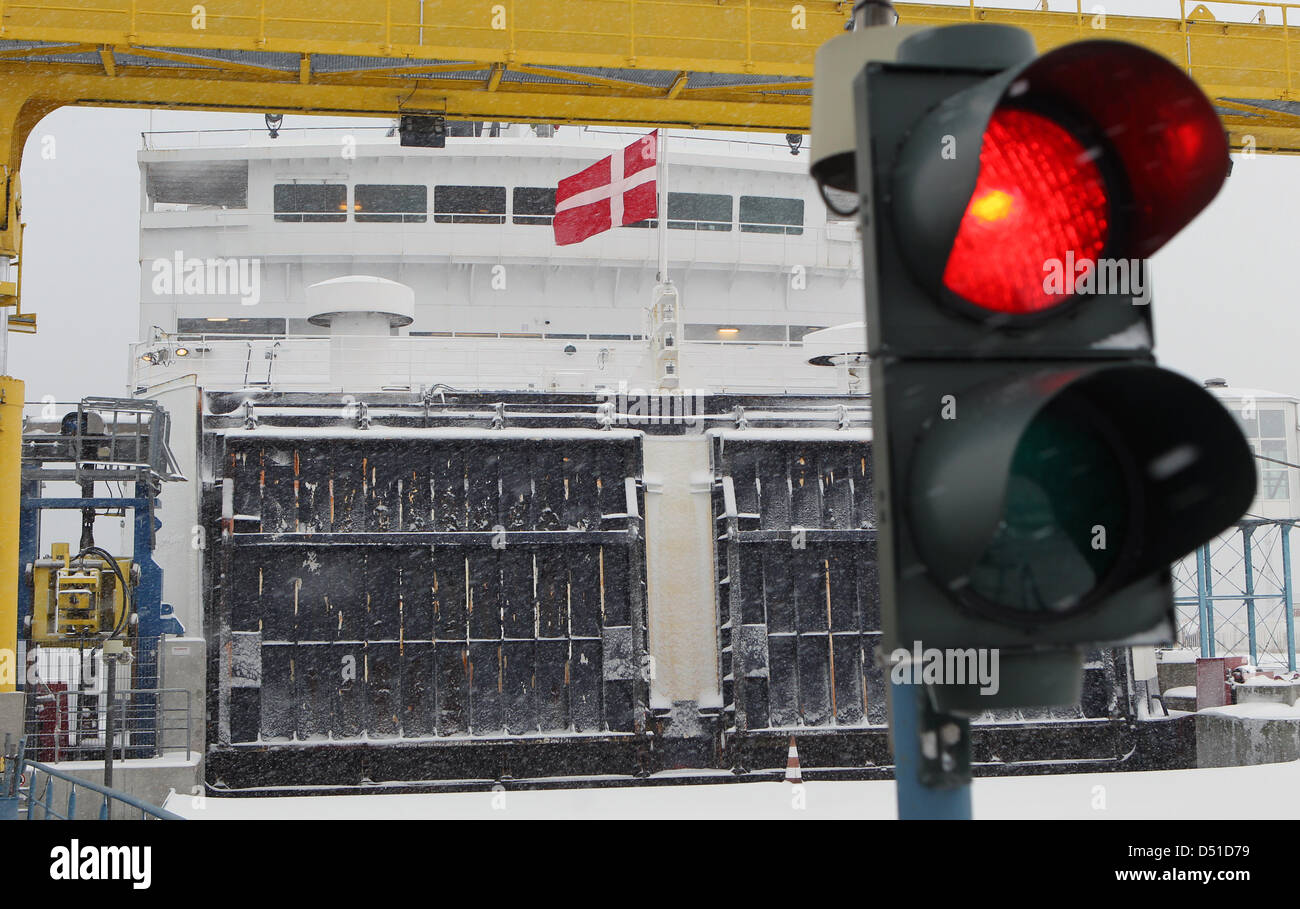 In Richtung einer Scandlines-Fähre Gedser (Dänemark) steckt im Hafen von Rostock, Deutschland, 2. Dezember 2010. Viele Fähren auf der Ostsee können nicht auf das Meer, infolge von Stürmen genommen werden. Foto: Bernd Wuestneck Stockfoto