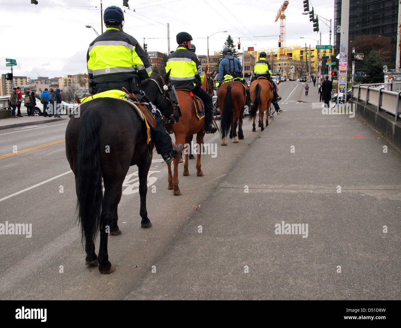 Seattle Polizei-Abteilung Offiziere auf Pferde an einem Anti montiert Polizei Demo in Seattle, Washington, USA Stockfoto