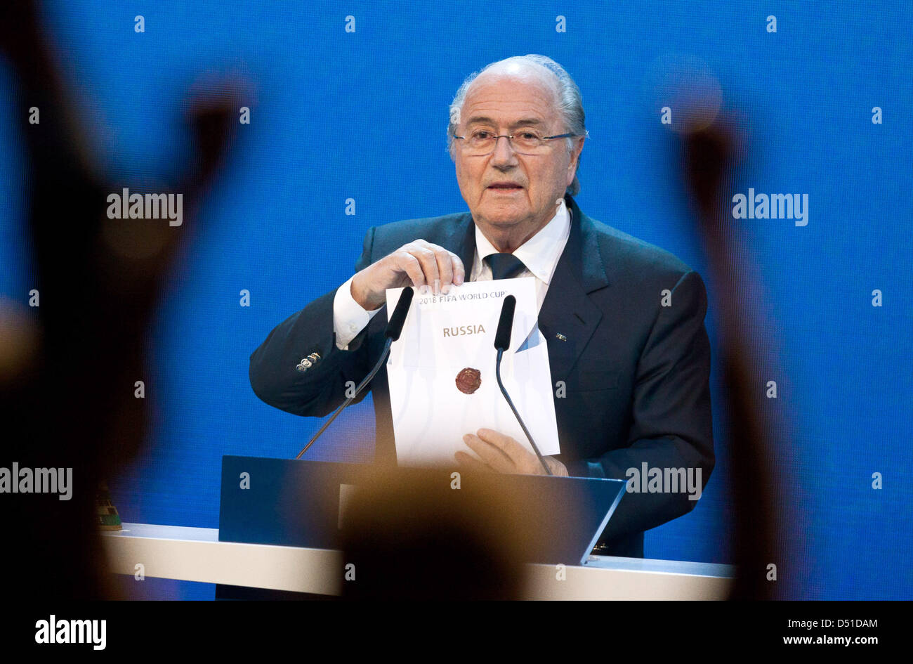 FIFA-Präsident Joseph Blatter kündigt das Gastland der Fußball-Weltmeisterschaft 2018, Russland, im Messezentrum in Zürich, Schweiz, 2. Dezember 2010. Foto: Hubert Boesl Stockfoto