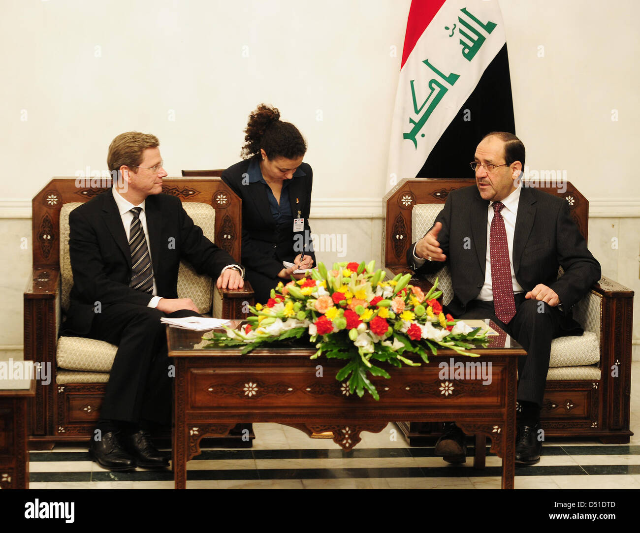Deutscher Außenminister Guido Westerwelle (L) und des Iraks Prime Minister Nuri Al-Maliki (r) sprechen in Bagdad, Irak, 4. Dezember 2010. Westerwelle versprach bei seinem unerwarteten und kurzen Besuch deutscher Hilfe für den Wiederaufbau des Irak. Er appellierte an die Irak-Parteien, Voraussetzungen für einen stabilen Zustand. Der Besuch erfolgt unter strengen Polizeischutz und der Plan für den Besuch w Stockfoto