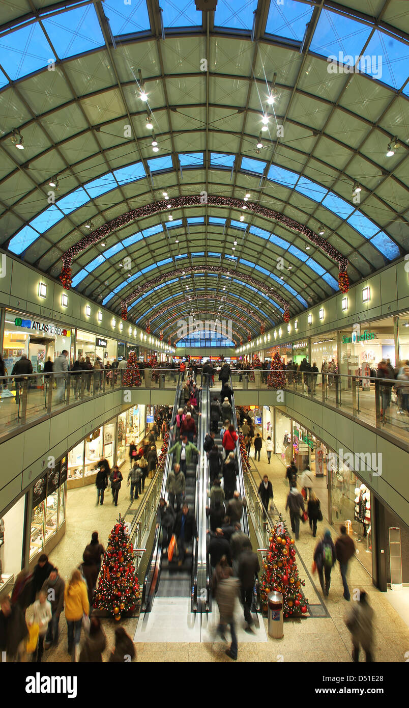 Das Einkaufszentrum Allee-Center ist überfüllt mit Weihnachts-Einkäufer in  Magdeburg, Deutschland, 4. Dezember 2010. Foto: Jens Wolf Stockfotografie -  Alamy