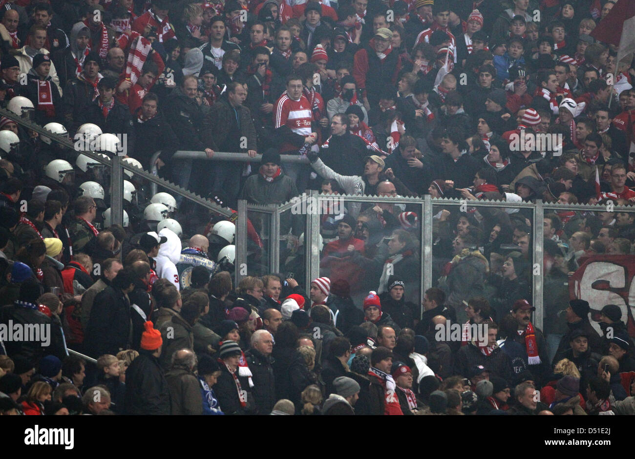 Polie Offiziere stehen bei den Bayern-Fans während eines Spiels der deutschen Bundesliga FC Schalke 04 gegen Bayern München in Gelsenkirchen, Deutschland, 4. Dezember 2010. Foto: Friso Gentsch Stockfoto