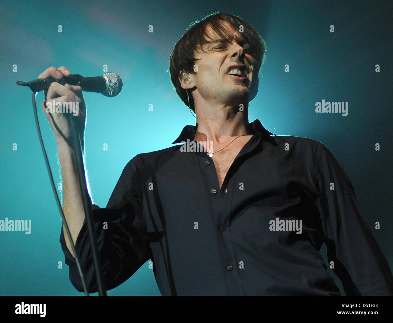 Sänger Brett Anderson von der britischen Band Suede führt auf der Bühne, während die Band einziges Konzert in Deutschland in der C-Halle in Berlin, Deutschland, 3. Dezember 2010. Foto: Britta Pedersen Stockfoto