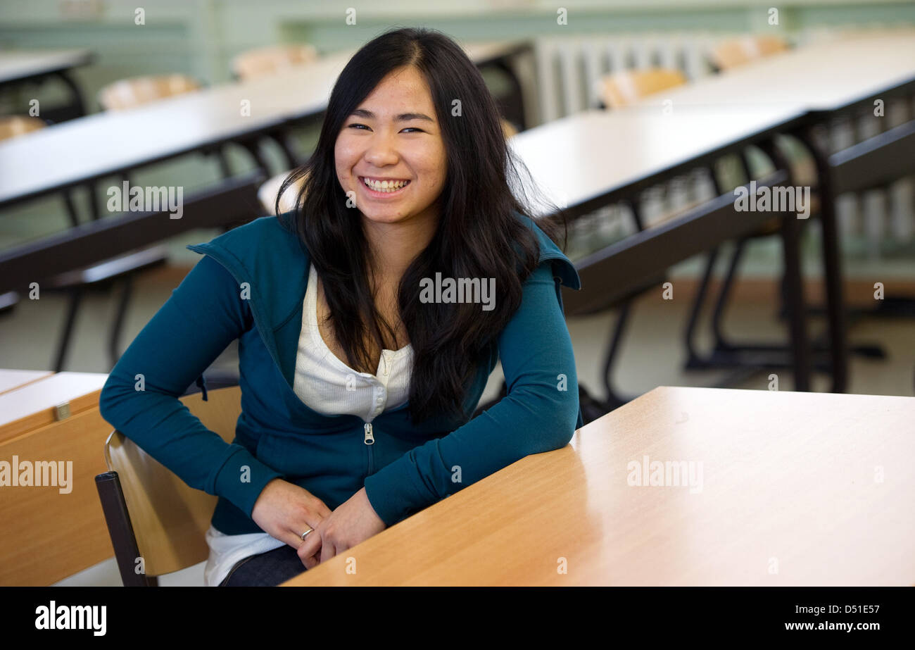 Die 16-j hrige vietnamesische Schüler Kim Hoan Vu sitzt im Klassenzimmer auf Romain-Rolland-Gymnasium in Dresden, Deutschland, 16. November 2010. Etwa drei Viertel der vietnamesischen Studenten in Sachsen gehen auf ein Gymnasium, das höchste deutsche Gymnasium. Im Vergleich, gehen nur 43 Prozent der deutschen Schüler auf ein Gymnasium. Foto: Arno Burgi Stockfoto