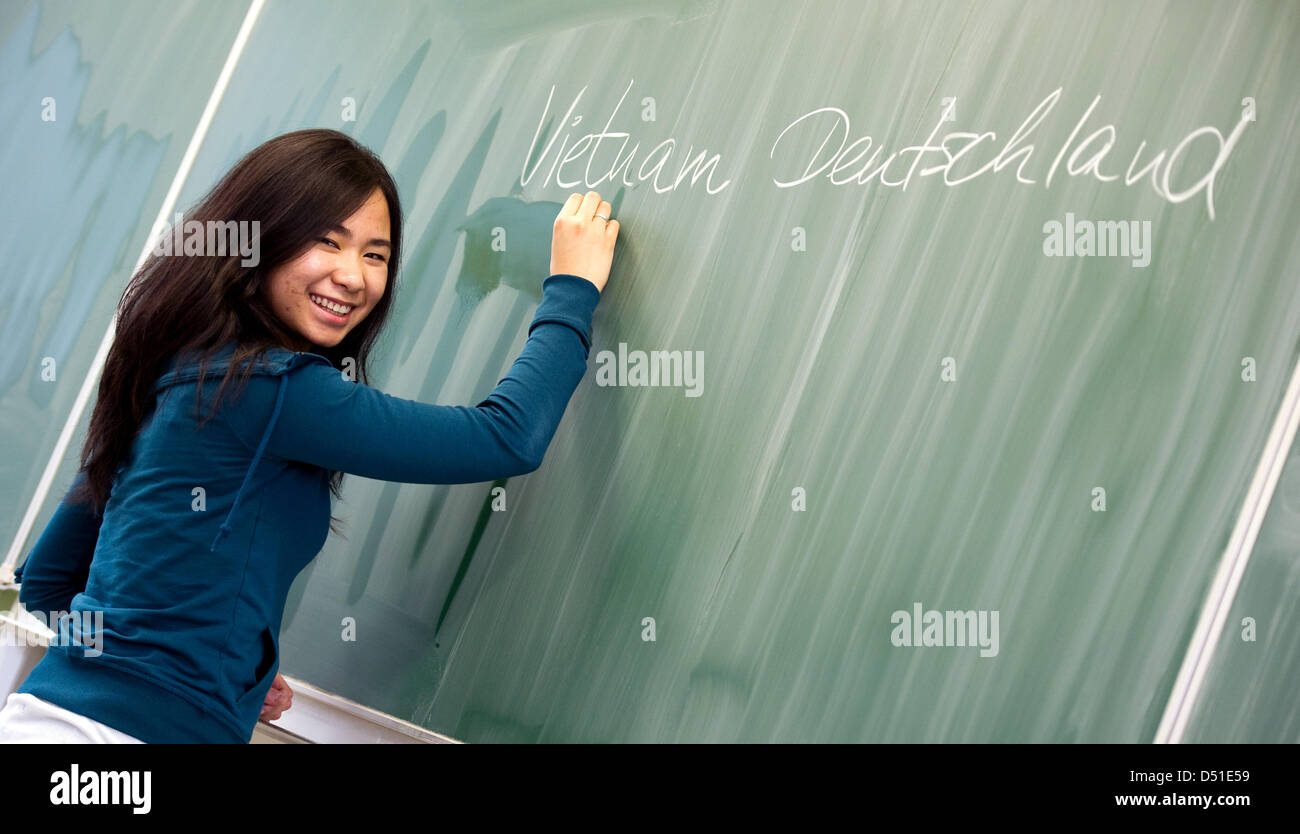 Die 16-j hrige vietnamesische Schüler Kim Hoan Vu sitzt im Klassenzimmer auf Romain-Rolland-Gymnasium in Dresden, Deutschland, 16. November 2010. Etwa drei Viertel der vietnamesischen Studenten in Sachsen gehen auf ein Gymnasium, das höchste deutsche Gymnasium. Im Vergleich, gehen nur 43 Prozent der deutschen Schüler auf ein Gymnasium. Foto: Arno Burgi Stockfoto