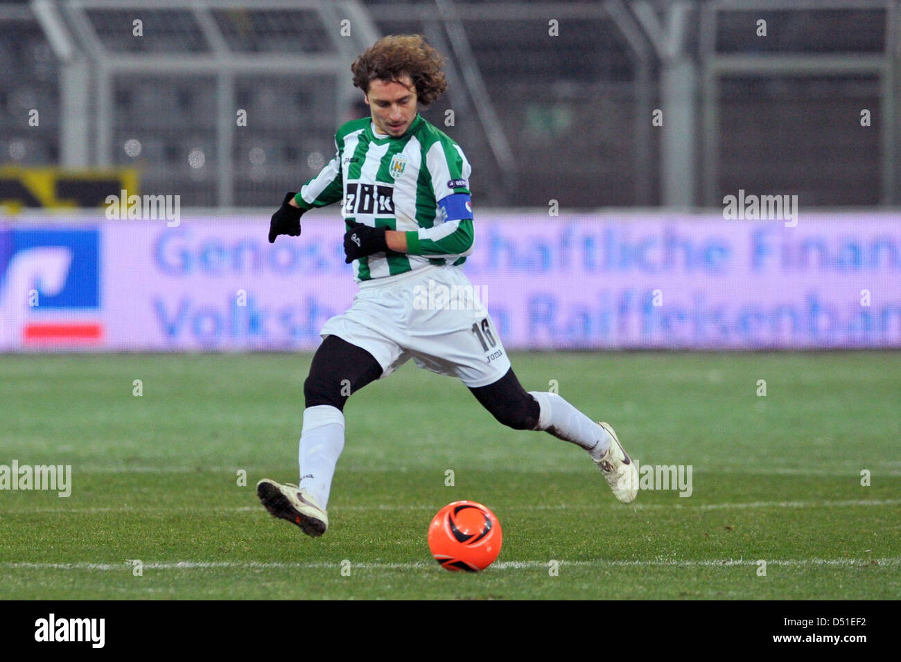 Lviv Ihor Khudobiak steuert den Ball während der Europa-League-Spiel Borussia Dortmund gegen Karpaty Lviv im Signal-Iduna-Park in Dortmund, Deutschland, 2. Dezember 2010. Dortmund gewann 3: 0. Foto: Revierfoto Stockfoto