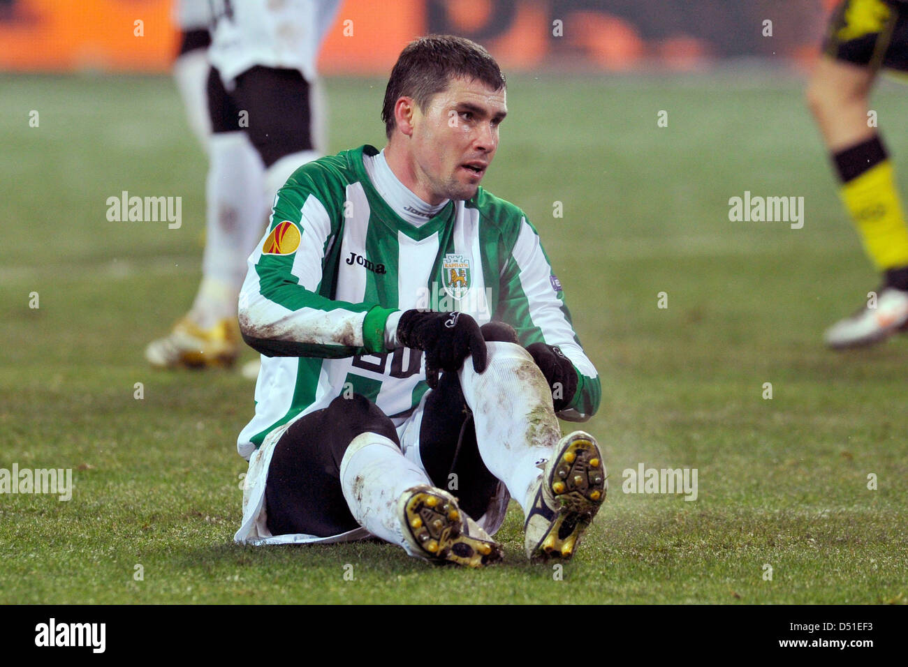 Lviv Vyacheslav Checher sitzt auf dem Spielfeld während der Europa-League-Spiel Borussia Dortmund gegen Karpaty Lviv im Signal-Iduna-Park in Dortmund, Deutschland, 2. Dezember 2010. Dortmund gewann 3: 0. Foto: Revierfoto Stockfoto