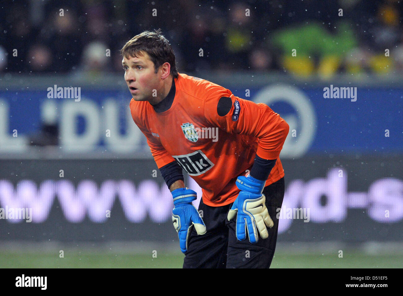 Lviv Torwart Vitaliy Rudenko ist Warnung während der Europa-League-Spiel Borussia Dortmund gegen Karpaty Lviv im Signal-Iduna-Park in Dortmund, Deutschland, 2. Dezember 2010. Dortmund gewann 3: 0. Foto: Revierfoto Stockfoto