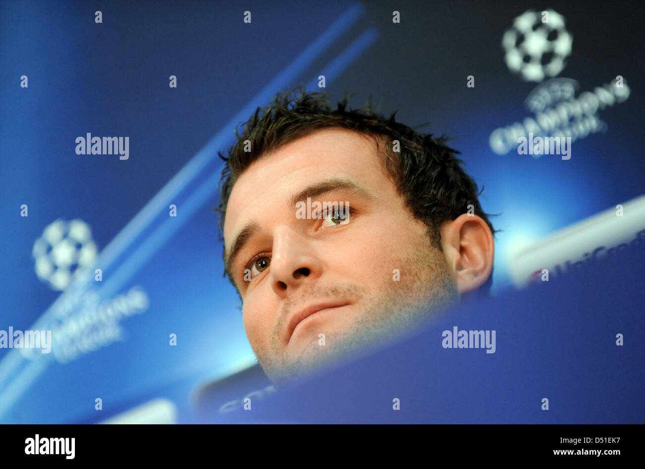 FC Basel Alexander Frei spricht während einer Pressekonferenz in der Allianz Arena in München, 7. Dezember 2010. Der FC Basel steht vor FC Bayern München für einen UEFA-Champions-League-Gruppenspiel E am 8. Dezember 2010. Foto: Andreas Gebert Stockfoto