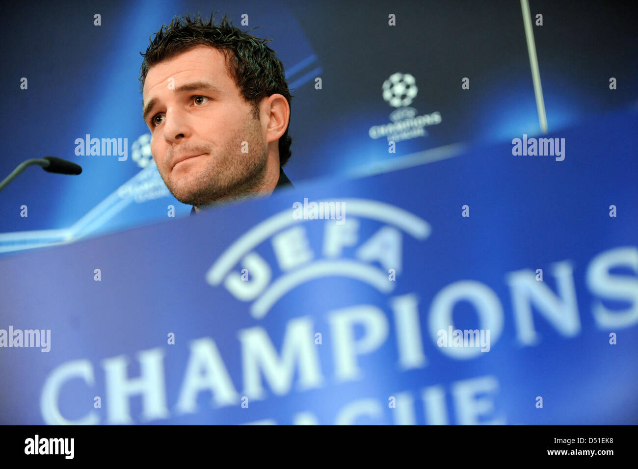 FC Basel Alexander Frei spricht während einer Pressekonferenz in der Allianz Arena in München, 7. Dezember 2010. Der FC Basel steht vor FC Bayern München für einen UEFA-Champions-League-Gruppenspiel E am 8. Dezember 2010. Foto: Andreas Gebert Stockfoto