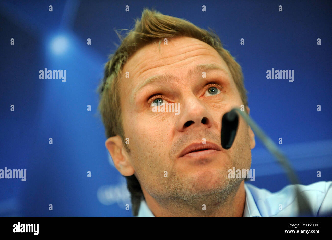 FC Basel-Trainer Thorsten Fink spricht während einer Pressekonferenz in der Allianz Arena in München, 7. Dezember 2010. Der FC Basel steht vor FC Bayern München für einen UEFA-Champions-League-Gruppenspiel E am 8. Dezember 2010. Foto: Andreas Gebert Stockfoto