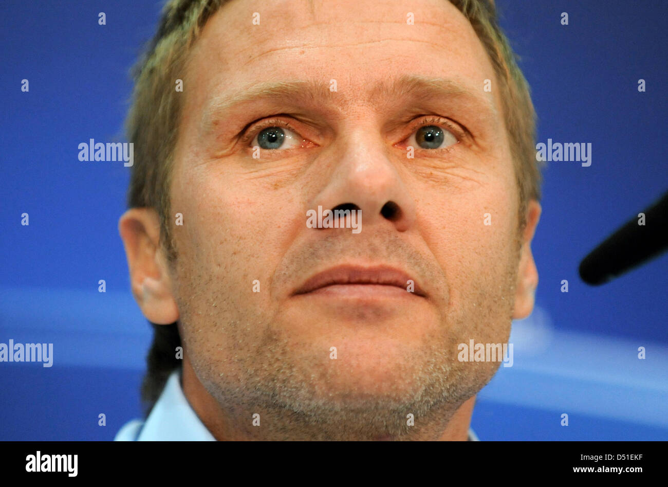 FC Basel-Trainer Thorsten Fink spricht während einer Pressekonferenz in der Allianz Arena in München, 7. Dezember 2010. Der FC Basel steht vor FC Bayern München für einen UEFA-Champions-League-Gruppenspiel E am 8. Dezember 2010. Foto: Andreas Gebert Stockfoto