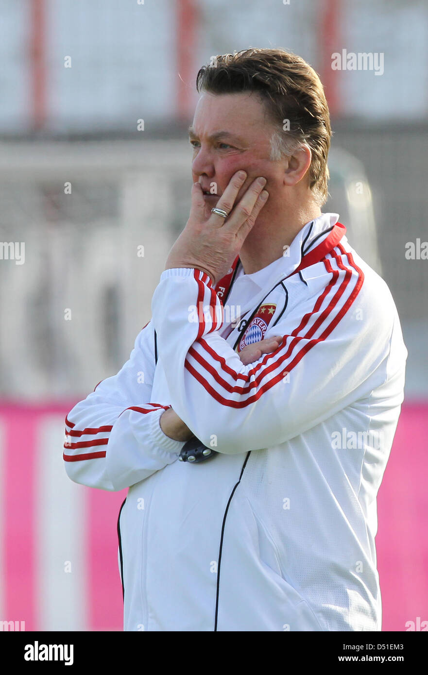 Münchens Trainer Louis van Gaal stellt seinen Spielern während der letzten Training des FC Bayern München vor dem UEFA Champions League-Spiel gegen den FC Basel in München, 7. Dezember 2010 fest. Noch vor dem Spiel ist München für das achte Finale der UEFA Champions League qualifiziert. Foto: Michael Brehme Stockfoto