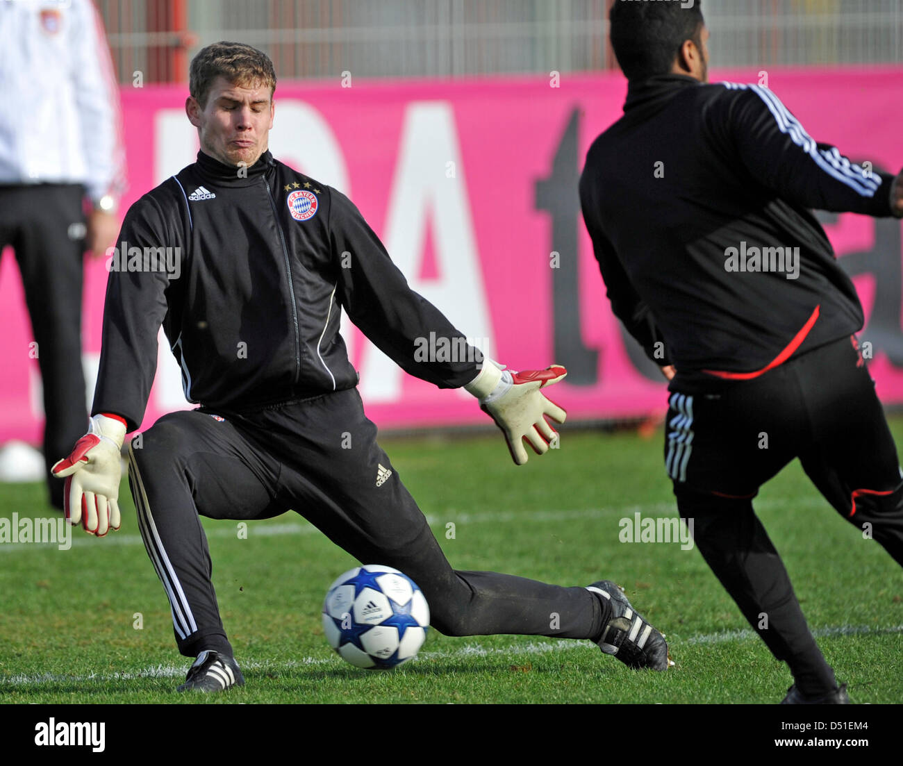 Münchens Torhüter Thomas Kraft hält einen Ball beim letzten Training des FC Bayern München vor dem UEFA Champions League-Spiel gegen den FC Basel in München, 7. Dezember 2010. Noch vor dem Spiel ist München für das achte Finale der UEFA Champions League qualifiziert. Foto: Marc Müller Stockfoto