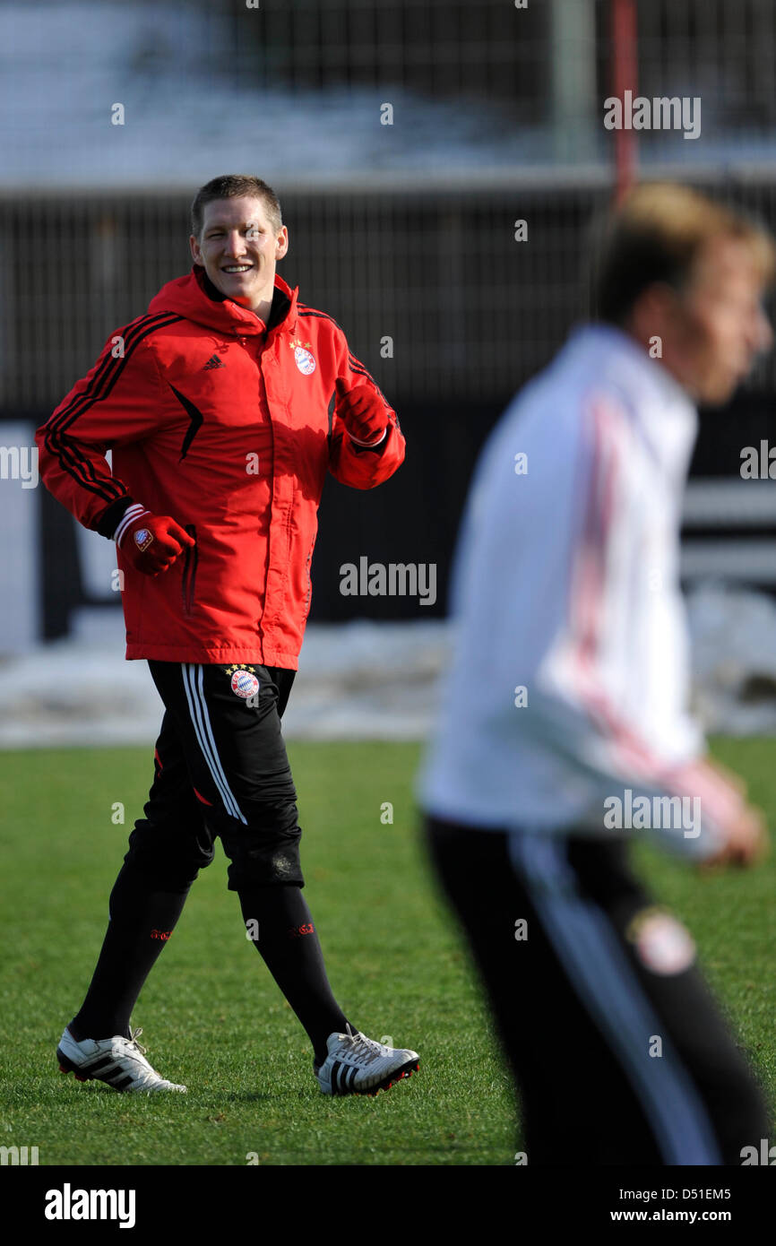 Münchens Bastian Schweinsteiger hält einen Ball beim letzten Training des FC Bayern München vor dem UEFA Champions League-Spiel gegen den FC Basel in München, 7. Dezember 2010. Noch vor dem Spiel ist München für das achte Finale der UEFA Champions League qualifiziert. Foto: Marc Müller Stockfoto