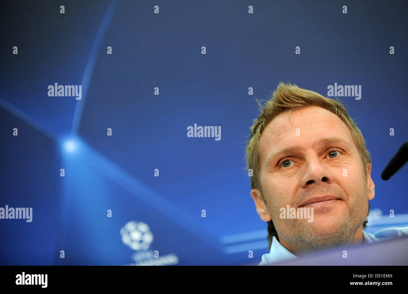 Basels Trainer Thorsten Fink spricht während einer Pressekonferenz in München, 7. Dezember 2010. Der FC Basel spielt gegen FC Bayern München in der letzten Champions-League-Spiel der Gruppe E. Foto: Andreas Gebert Stockfoto