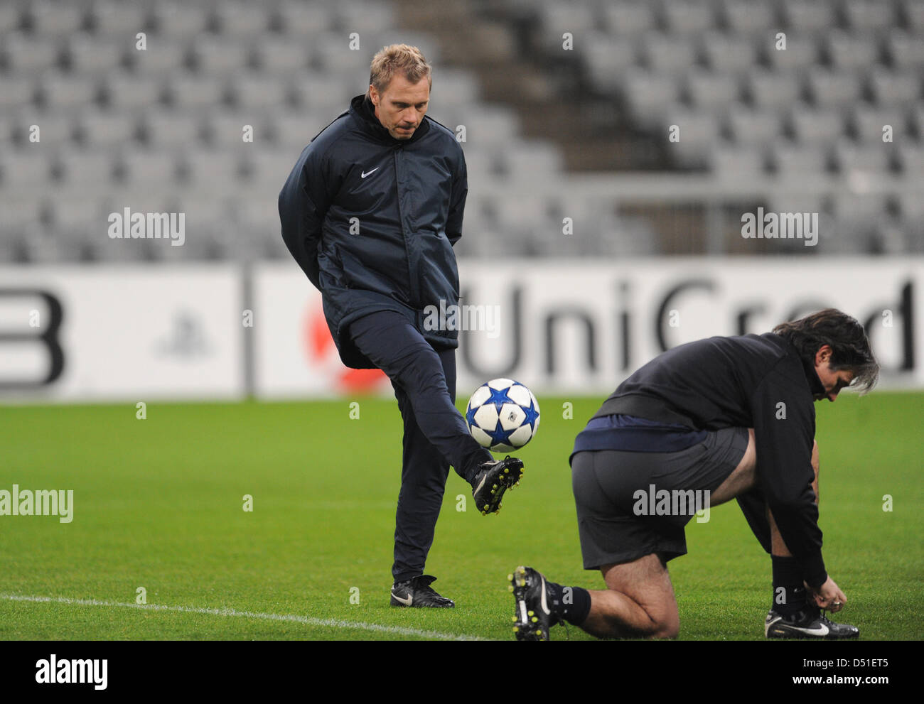 FC Basel-Trainer Thorsten Fink mit einem Ball in spielt einen der letzten Trainingseinheit in München, 7. Dezember 2010. Basel spielt in der letzten Gruppe E Champions League-Spiel gegen München. Foto: ANDREAS GEBERT Stockfoto