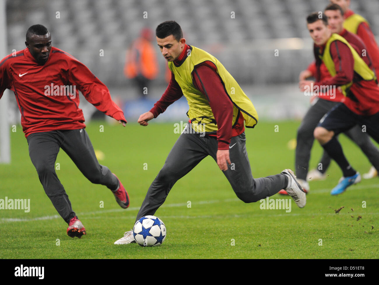 FC Basels Fwayo Tembo (l) und Behrang Safari spielen während der letzten Trainingseinheit in München, 7. Dezember 2010. Basel spielt in der letzten Gruppe E Champions League-Spiel gegen München. Foto: Andreas Gebert Stockfoto