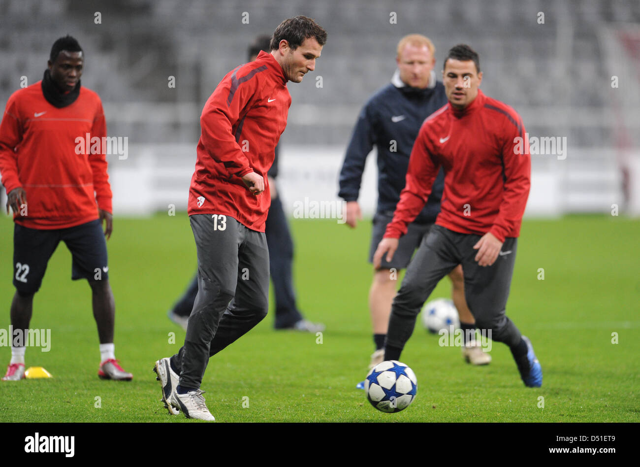 FC Basel Alexander Frei (M) spielt den Ball während der letzten Trainingseinheit in München, 7. Dezember 2010. Basel spielt in der letzten Gruppe E Champions League-Spiel gegen München. Foto: Andreas Gebert Stockfoto