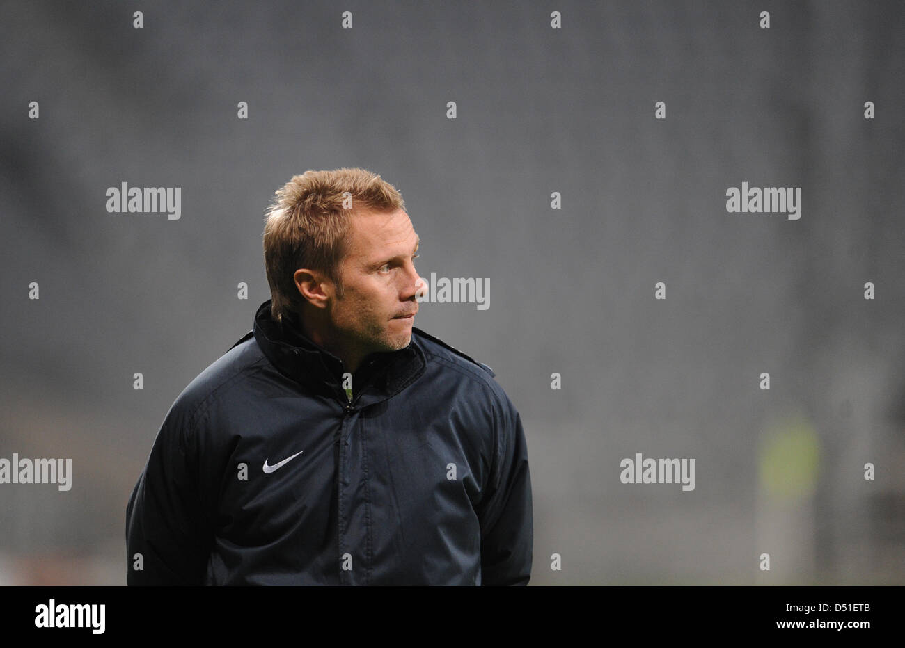 FC Basel-Trainer Thorsten Fink Uhren der letzten Trainingseinheit in München, 7. Dezember 2010. Basel spielt in der letzten Gruppe E Champions League-Spiel gegen München. Foto: Andreas Gebert Stockfoto