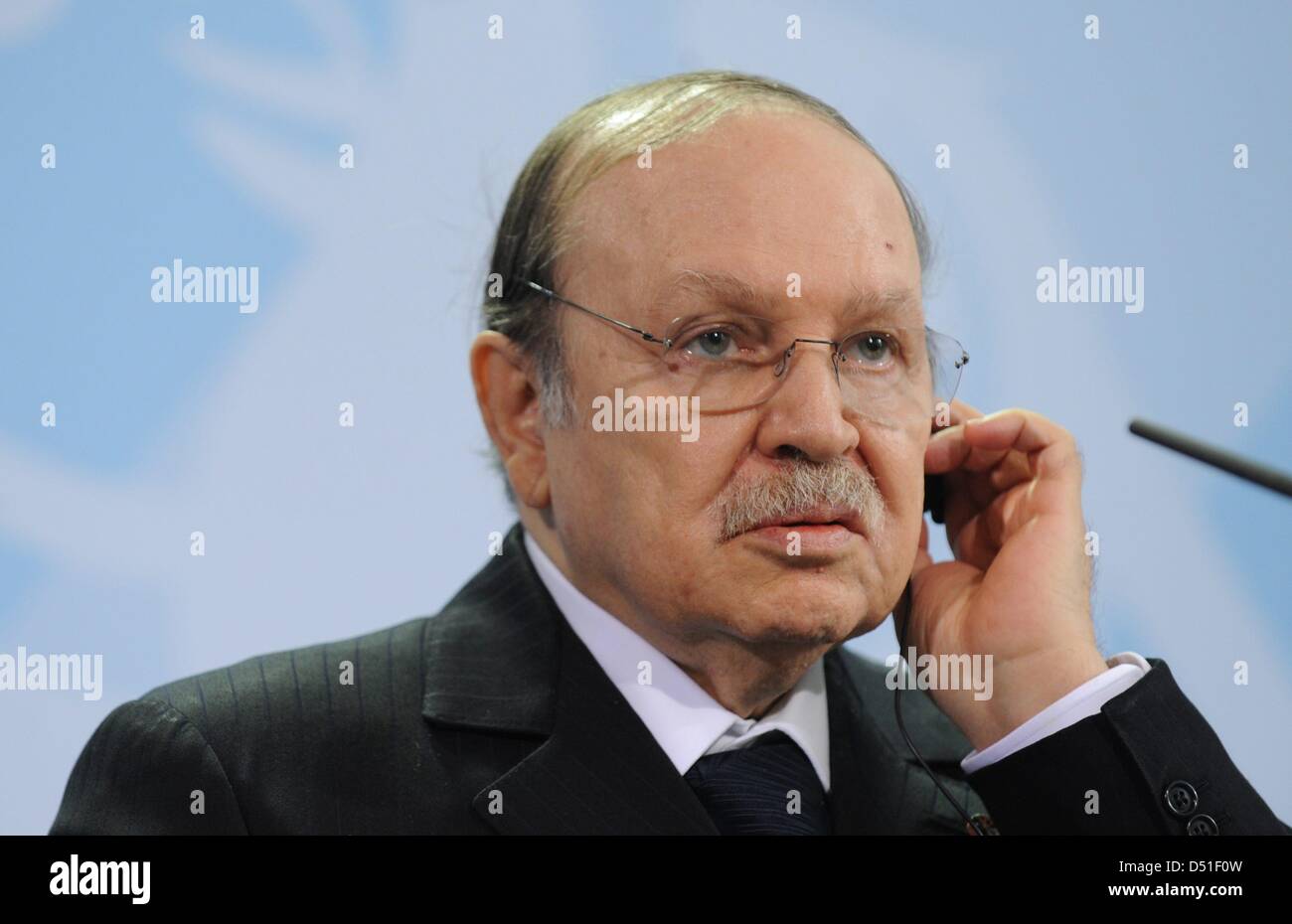 Algerischen Präsidenten Abdelaziz Bouteflika ist während einer Pressekonferenz im Bundeskanzleramt in Berlin, Deutschland, 8. Dezember 2010 abgebildet. Foto: Rainer Jensen Stockfoto