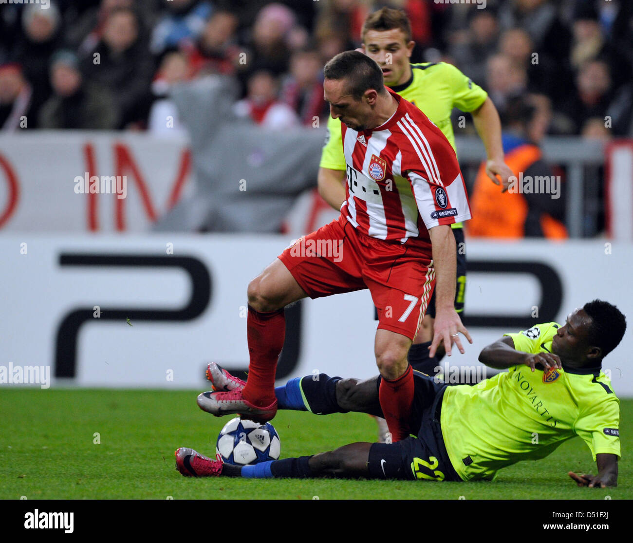 Bayerns Franck Ribery (l) und der Basler Samuel Inkoom wetteifern um den Ball während des UEFA Champions League-Gruppe E-Spiels zwischen Bayern München und FC Basel in der Allianz Arena in München 8. Dezember 2010. Foto: Marc Mueller dpa Stockfoto