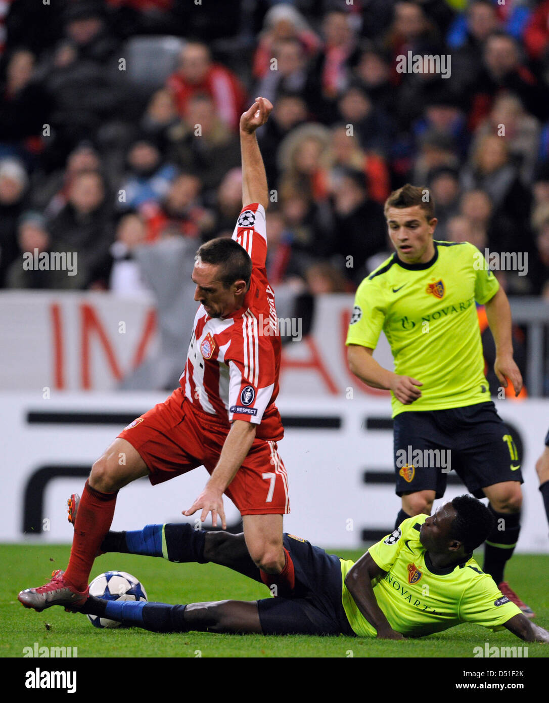 Bayerns Franck Ribery (L) und der Basler Samuel Inkoom wetteifern um den Ball während des UEFA Champions League-Gruppe E-Spiels zwischen Bayern München und FC Basel in der Allianz Arena in München 8. Dezember 2010. Foto: Marc Mueller dpa Stockfoto