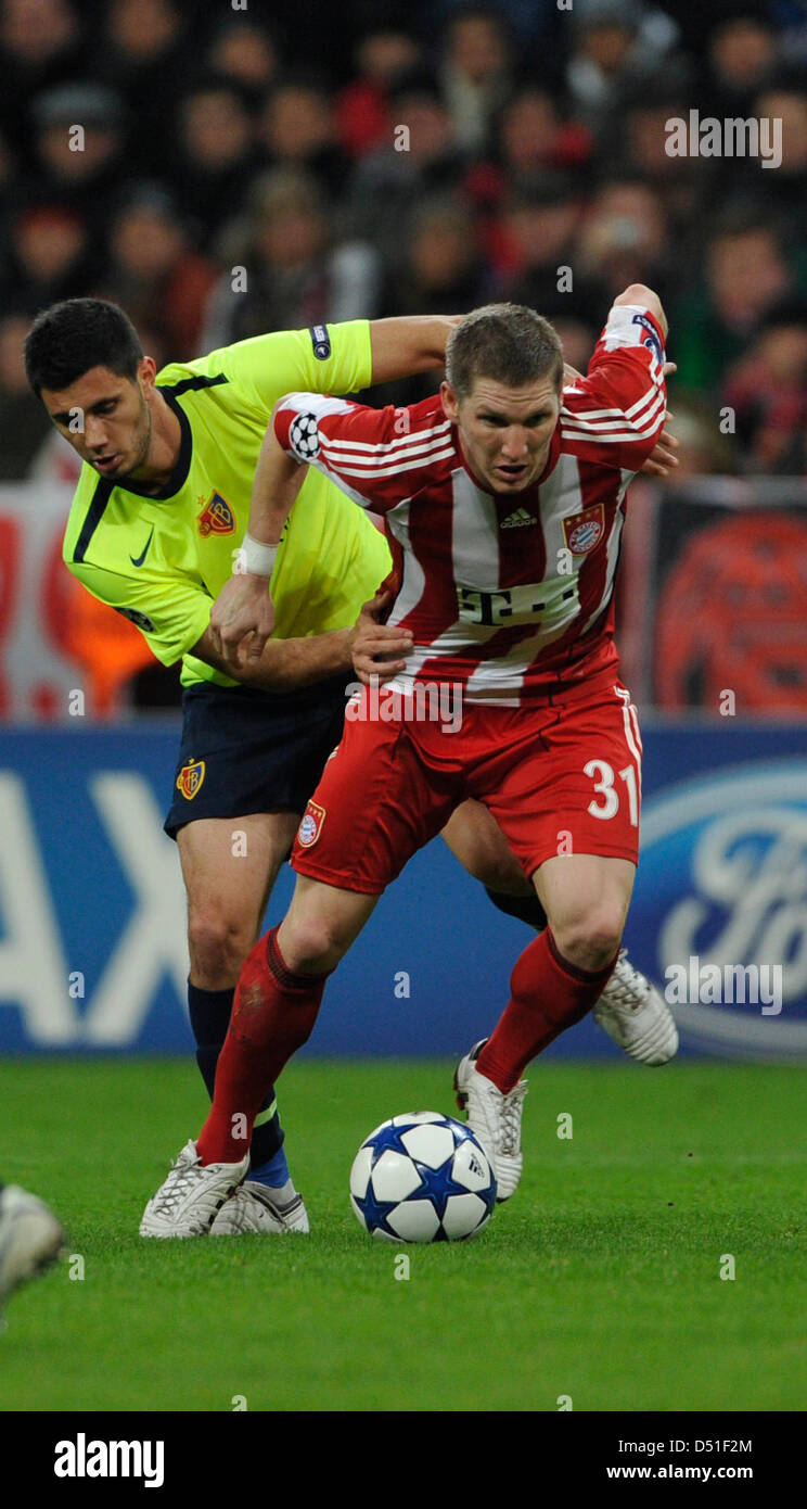 Bayern Bastian Schweinsteiger (R) und Basels Federico Almerares wetteifern um den Ball in der Champions League-Gruppe E-Spiel zwischen Bayern München und FC Basel in der Allianz Arena in München, Deutschland, 8. Dezember 2010. Foto: Marc Müller Stockfoto