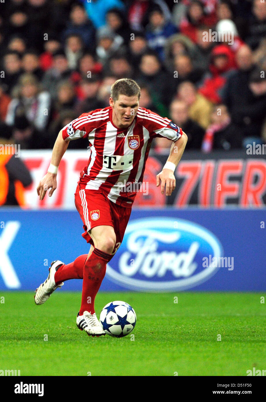 Münchens Bastian Schweinsteiger steuert den Ball in der Champions League-Gruppe E-Spiel zwischen Bayern München und FC Basel in der Allianz Arena in München, 8. Dezember 2010. Foto: Marc Müller Stockfoto