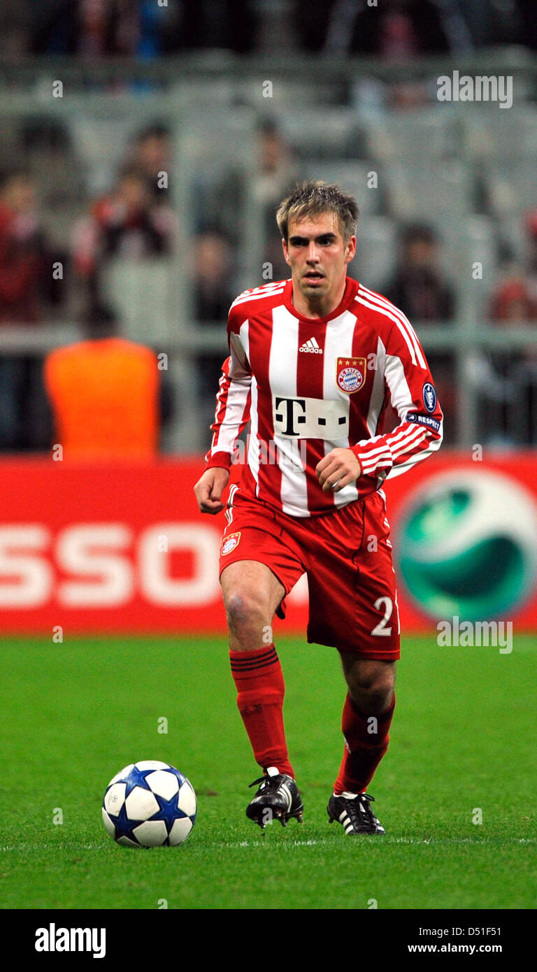 Münchens Philipp Lahm steuert den Ball in der Champions League-Gruppe E-Spiel zwischen Bayern München und FC Basel in der Allianz Arena in München, 8. Dezember 2010. Foto: Marc Müller Stockfoto