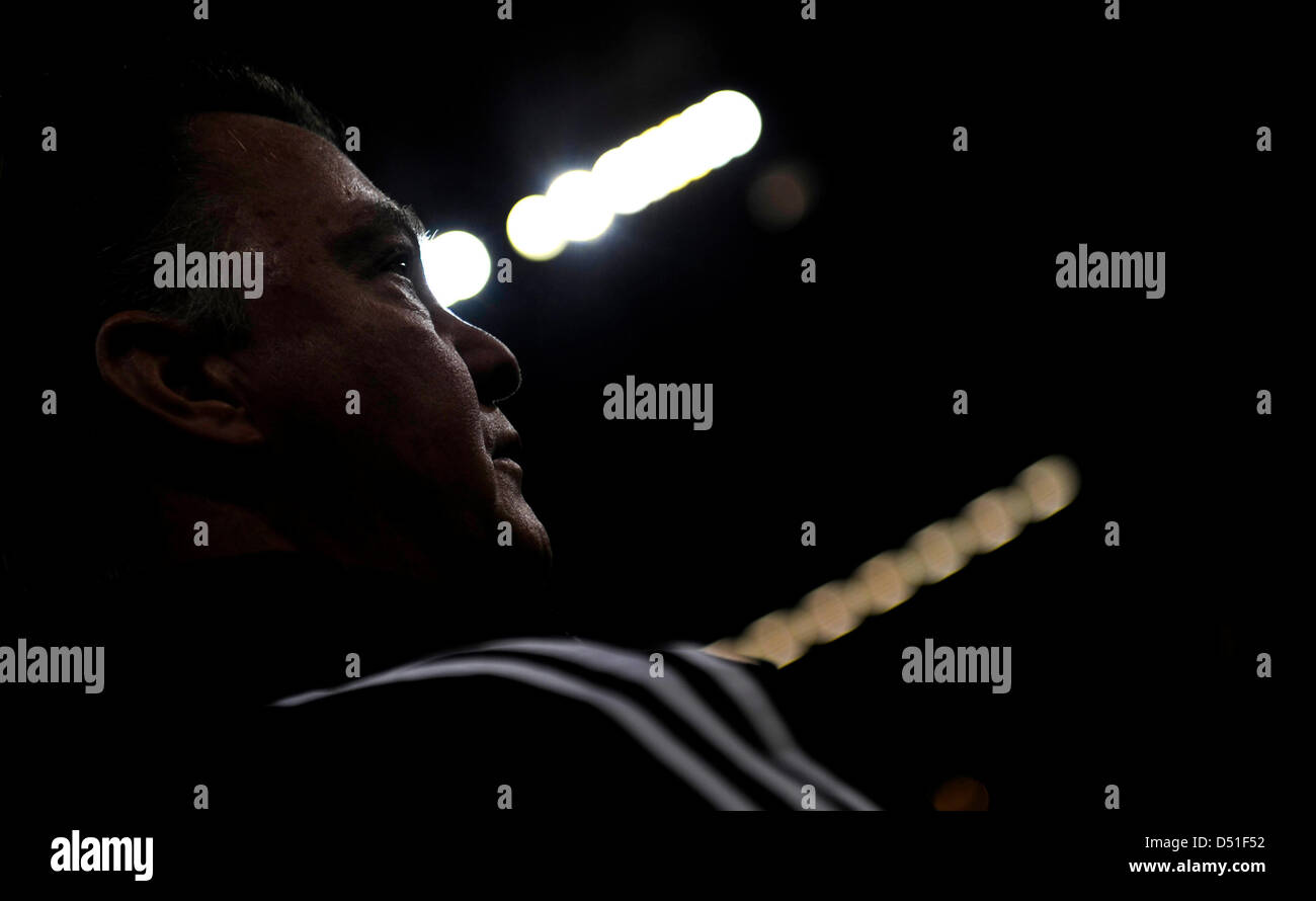 Münchens Trainer Louis van Gaal ist Pictued während der Champions League-Gruppe E-Spiel zwischen Bayern München und FC Basel in der Allianz Arena in München, 8. Dezember 2010. Foto: Marc Müller Stockfoto