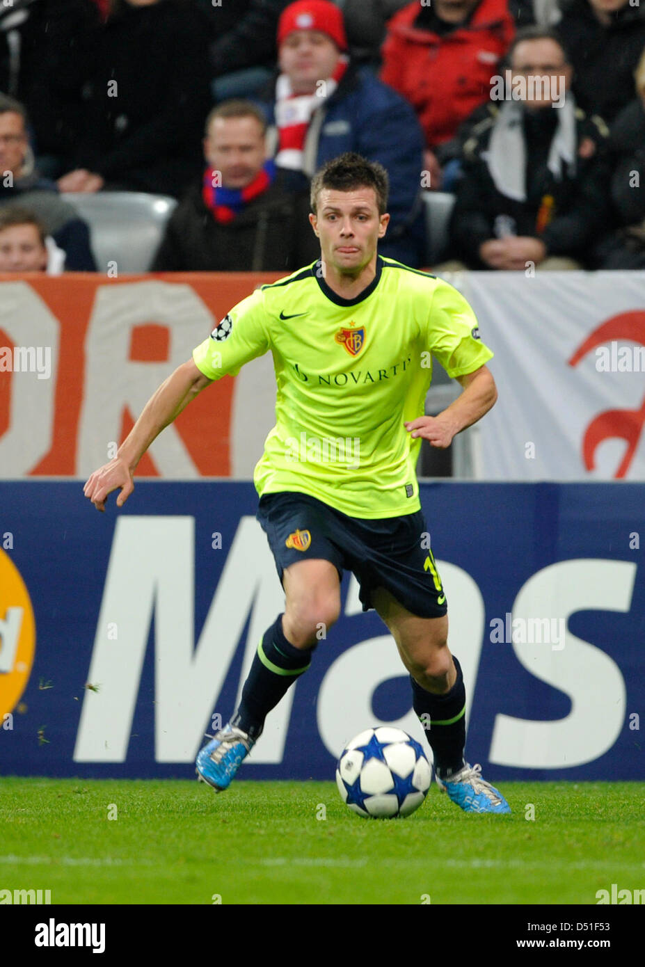 Basels Valentin Stocker steuert den Ball in der Champions League-Gruppe E-Spiel zwischen Bayern München und FC Basel in der Allianz Arena in München, 8. Dezember 2010. Foto: Marc Müller Stockfoto